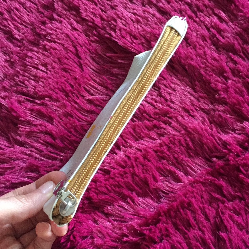 Royal-themed cosmetic pouch - Picture 4 of 8